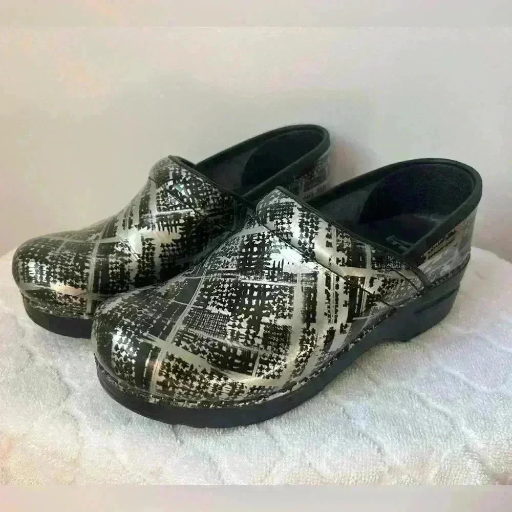 Dansko metallic glossy clogs size 37 Black/silver Nurse Teacher Like New Comfort